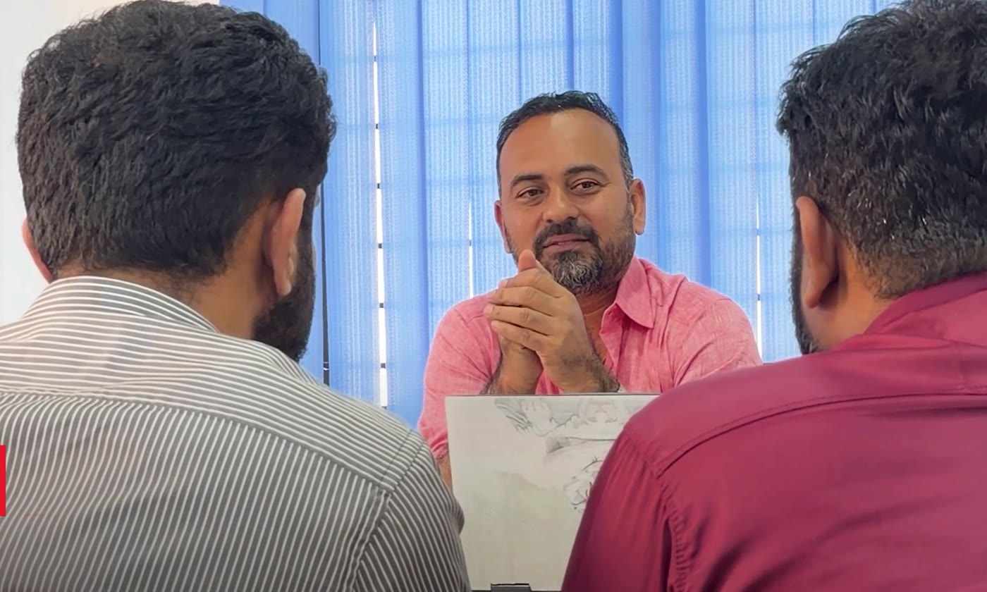 Hari Subbara running a one-to-one mock interview with Hackerbook students